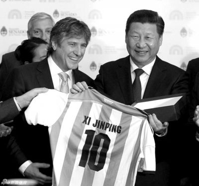 　獲贈10號球衣。