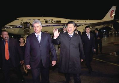 21日晚,習(xí)近平乘坐的專機(jī)抵達(dá)哈瓦那何塞·馬蒂國際機(jī)場(chǎng)。古巴國務(wù)委員會(huì)第一副主席兼部長會(huì)議第一副主席