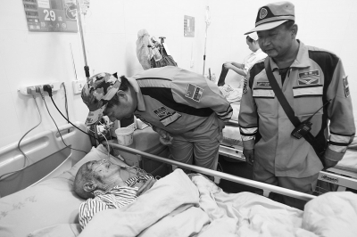 緊張的救援間隙，中國(guó)緊急救援河南基地的隊(duì)員還探望了被救的84歲老人。