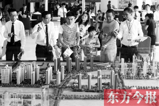 昨天上午，在鄭州市區(qū)一售樓部?jī)?nèi)，看房的顧客比平時(shí)多了不少