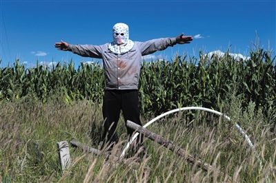 一牧民向記者描述化工園區(qū)打的水井：“他們的井又深又大，我們肯定搶不過他們?！? width=