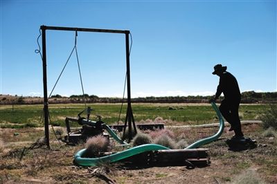 　布日古德起動水泵，等了幾分鐘才有水上來，沒抽一會兒就沒水了，等一陣子才能繼續(xù)抽。
