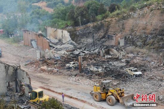 9月23日上午，花炮廠清理工作正在進行，山谷內(nèi)的廠房已被爆炸夷為平地。中新社發(fā) 楊華峰 攝