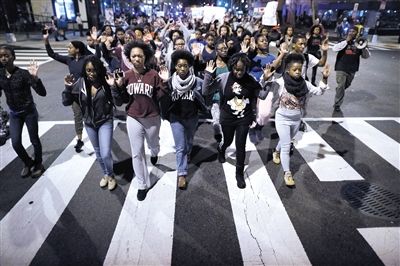 　24日，美國華盛頓，民眾在白宮前參加示威，抗議不起訴槍殺黑人青年的白人警察。