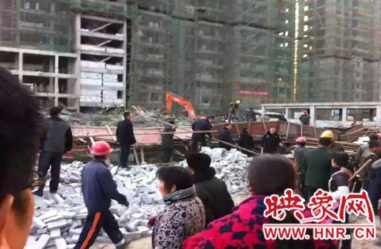 圖為事故現(xiàn)場情況，當(dāng)?shù)厝罕姽﹫D。