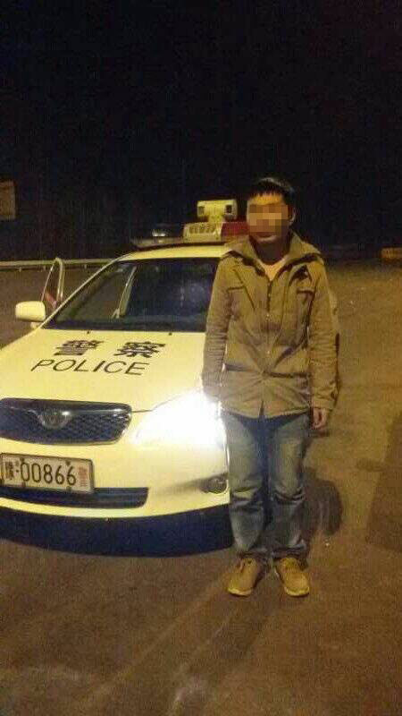 男子被父親拋棄后，在高速交警的幫助下才得以回家。