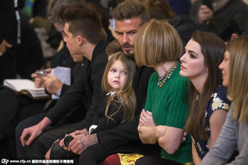 小貝全家觀看貝嫂品牌秀 小七拍照摳鼻賣萌 小貝全家觀看貝嫂品牌秀 小七拍照摳鼻賣萌