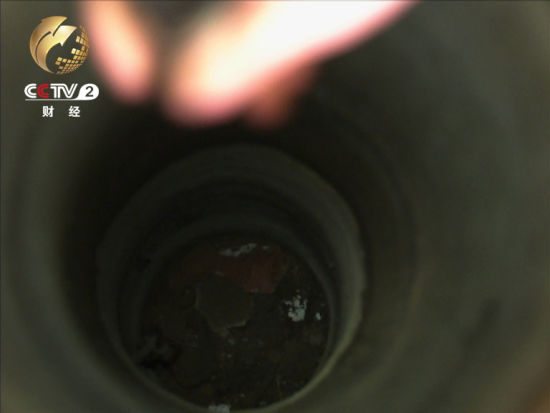 記者用手電查看了這口井里面沒有任何配套設(shè)施 記者用手電查看了這口井里面沒有任何配套設(shè)施