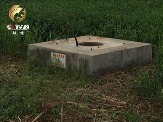 唐河縣大河屯鎮(zhèn)的村民告訴記者他們這里的井有很多都被不同程度的破壞了 唐河縣大河屯鎮(zhèn)的村民告訴記者他們這里的井有很多都被不同程度的破壞了