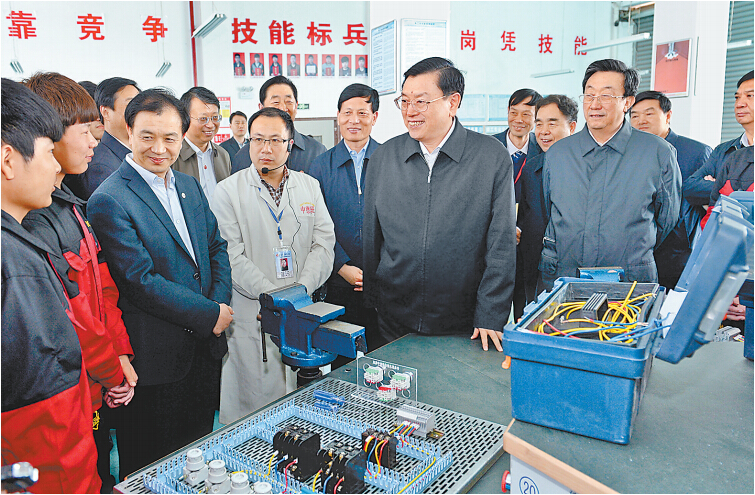 4月14日上午，中共中央政治局常委、全國人大常委會(huì)委員長張德江在許昌技術(shù)經(jīng)濟(jì)學(xué)校與血神們親切交談。