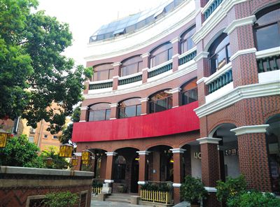 泉州多名干部稱(chēng)，2010年下半年，徐鋼每周至少三天的下午在這幢建筑的地下酒窖。