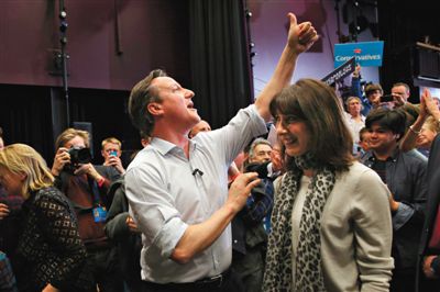 4日，英國(guó)巴斯，卡梅倫和妻子薩曼莎到一所女子學(xué)校助選。英國(guó)大選前夕，主要政黨的領(lǐng)袖們紛紛派妻子去拉選票。