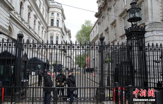 5月7日，英國舉行大選，英國首相府所在地唐寧街10號加強安保。民調(diào)顯示，英國兩大政黨保守黨和工黨的支持率不相上下，此次大選被稱為英國近40年來最難預(yù)測結(jié)果的一次大選。<a target='_blank' ><p  align=