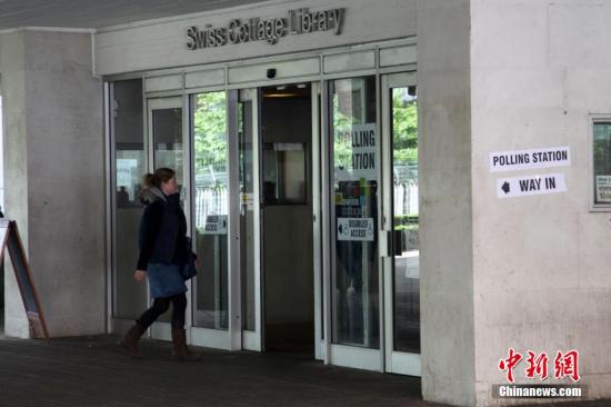 月7日，英國舉行大選，650個選區(qū)的選民前往投票站，選出代表各自選區(qū)的國會議員，贏得全國超過半數(shù)選區(qū)議席(即超過325個席位)的政黨，則獲得執(zhí)政權(quán)。圖為一名選民進入投票站投票。<a target='_blank' ><p  align=