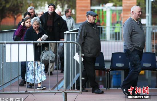 2015年英國大選投票已經(jīng)于當?shù)貢r間5月7日早7點(北京時間7日下午14時)開始。選民將在首相卡梅倫領(lǐng)導(dǎo)的保守黨、米利班德領(lǐng)導(dǎo)的工黨及其他一些小黨中做出抉擇，投票結(jié)果將于8日出爐。