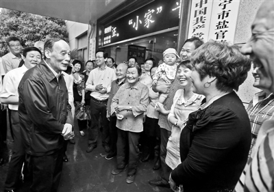 5月8日，王岐山與海寧市鹽官鎮(zhèn)桃園村黨委班子成員、老黨員和群眾親切交流供圖/新華社