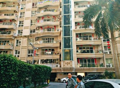 泉州鬧市區(qū)刺桐路上一小區(qū)。5月5日凌晨，泉州安監(jiān)局調(diào)研員謝清平在7號樓自殺。