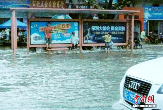 圖為暴雨持續(xù)兩小時，韶關市區(qū)又變“水城”。陳惠賢 攝