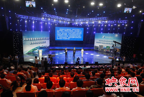 16日上午，河南電視臺1500平米演播廳內(nèi)座無虛席。