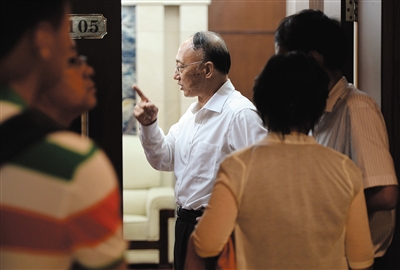 劉鵬局長(zhǎng)走出會(huì)場(chǎng)。昨日的足球改革發(fā)展工作會(huì)議上，國家體育總局為中國足球“開了一扇門”。新京報(bào)記者 吳江 攝