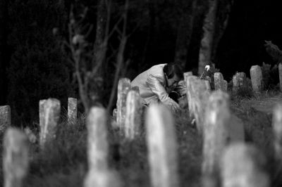 11月5日，祭奠者在騰沖遠(yuǎn)征軍國殤墓園獻(xiàn)花。京華時(shí)報(bào)記者 潘之望 攝