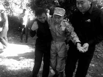 89歲老兵繆焜得知不能接到遺骸后嚎啕大哭。組織方供圖