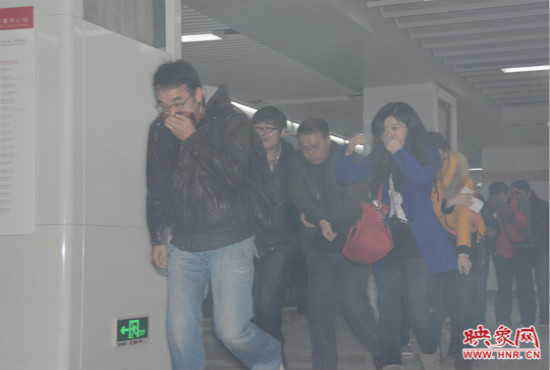 演習(xí)中，地鐵乘客從地鐵車廂中跑出。