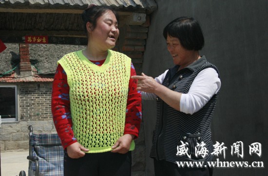 王炳鳳正在陪女兒鍛煉。記者 李偉 攝