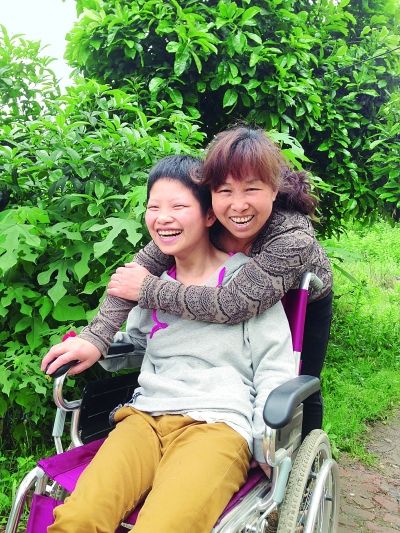 黃揚和母親許秀梅在陽光下好開心。（黃珊攝）