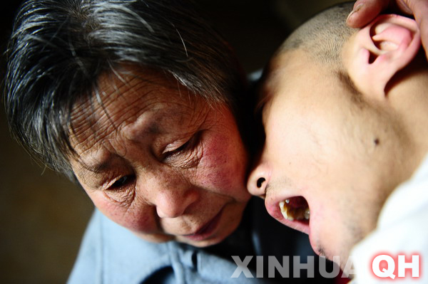 3月29日，母親邵秀景（左）同楊林在一起。