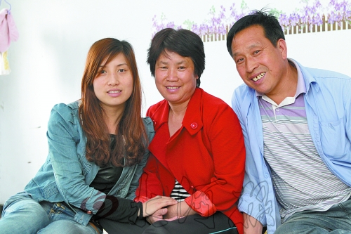 牛松玲（圖中）、郭新成夫妻和女兒