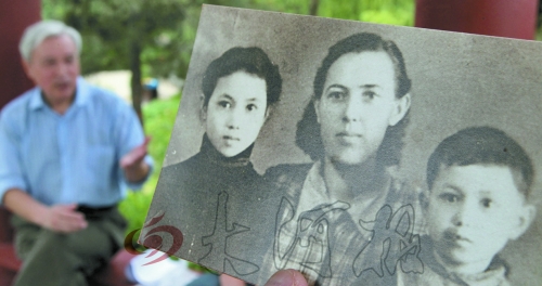 　前晚，花甲老人黎遠康特意給遠在哈薩克斯坦的老媽送上了母親節(jié)祝福