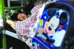 一名兒童昨晚在蘭考縣臨時救助站的房間入睡。新華社發(fā)