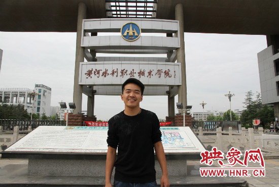 90后大學(xué)生跳黃河勇救3人 邢二朋:樂活的“熱心腸” 90后大學(xué)生跳黃河勇救3人 邢二朋:樂活的“熱心腸”