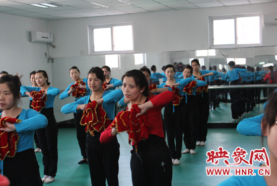 舞蹈室里，張巧英正在糾正學(xué)生的舞蹈動(dòng)作