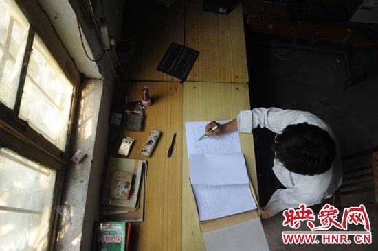 圖為王格現(xiàn)在審閱文件。