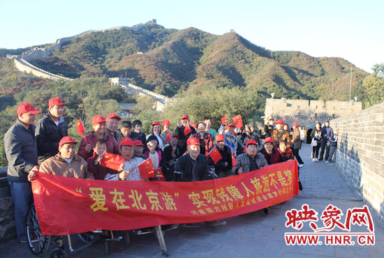 旅游對(duì)于殘疾人朋友來說比正常人要困難許多，2011年，劉小琴帶領(lǐng)殘障朋友登上了長城。