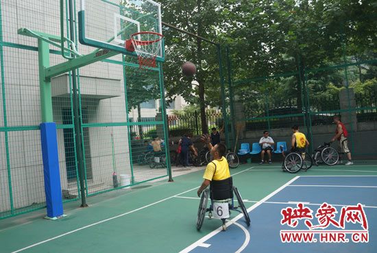 認真訓(xùn)練中的秦旭磊 認真訓(xùn)練中的秦旭磊