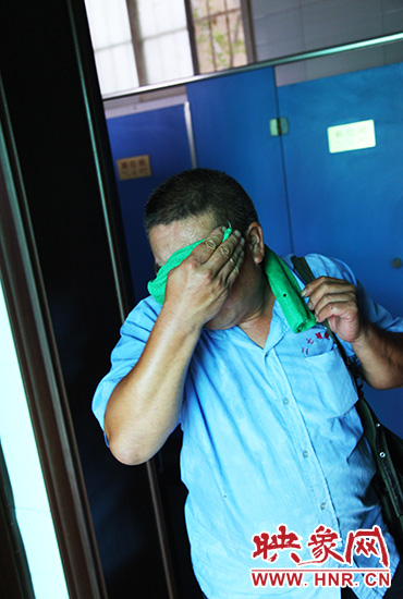 修好設(shè)施，從廁所內(nèi)出來(lái)時(shí)江學(xué)銅已滿(mǎn)頭大汗