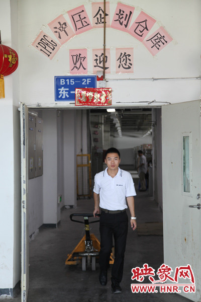 深入生產(chǎn)一線，真實體驗工友的生產(chǎn)環(huán)境