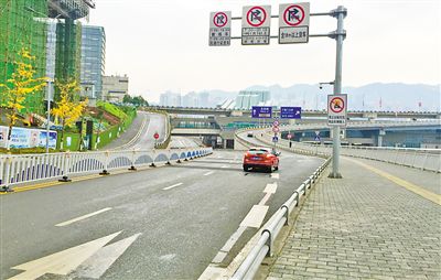 12月18日，本報記者駕車經(jīng)過江北嘴千廝門大橋匝道附近道路和財信廣場旁支路體驗時，收音機里能聽到神秘的路況提示音。本報記者