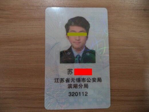 男子制作假經(jīng)查證在酒吧執(zhí)法。