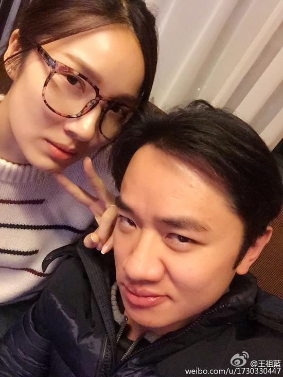 王祖藍(lán)李亞男深夜搞怪秀恩愛 王祖藍(lán)李亞男深夜搞怪秀恩愛