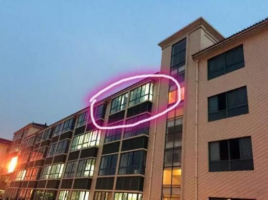 就在這間教室，吳老師在監(jiān)考中過(guò)世。