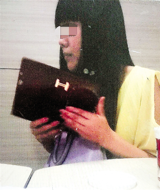 小王的女朋友小劉。