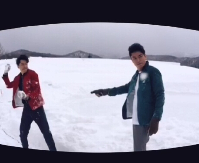 胡歌和霍建華為雜志拍攝了一組封面照，二人穿著同款風(fēng)衣，在白雪中端著咖啡，恩愛(ài)“虐狗”