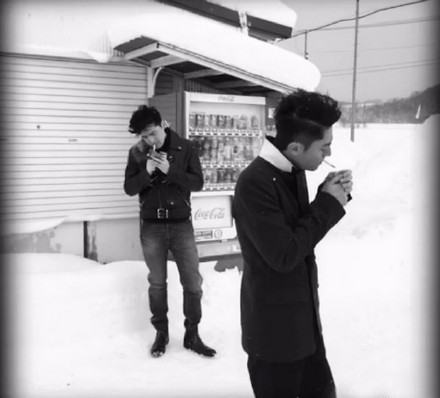 胡歌和霍建華為雜志拍攝了一組封面照，二人穿著同款風(fēng)衣，在白雪中端著咖啡，恩愛(ài)“虐狗”