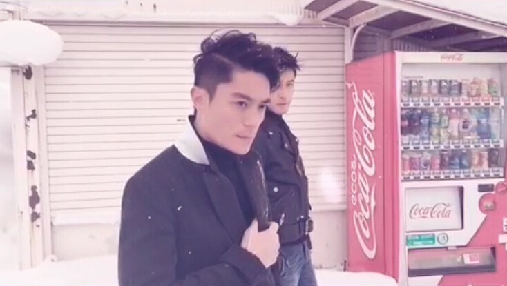 胡歌和霍建華為雜志拍攝了一組封面照，二人穿著同款風(fēng)衣，在白雪中端著咖啡，恩愛(ài)“虐狗”