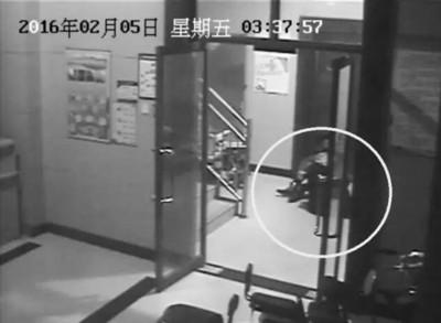 小區(qū)監(jiān)控視頻截圖，兩人一坐一跪竟聊了十多分鐘。