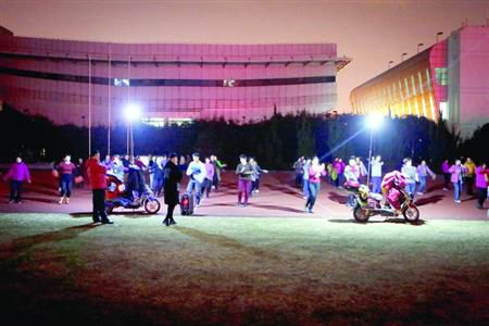 昨晚，松江體育場(chǎng)秩序井然，兩隊(duì)廣場(chǎng)舞被有序地分散在了不同區(qū)域。